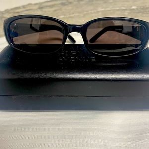 Beautiful Gucci authentic black frame women’s sunglasses.